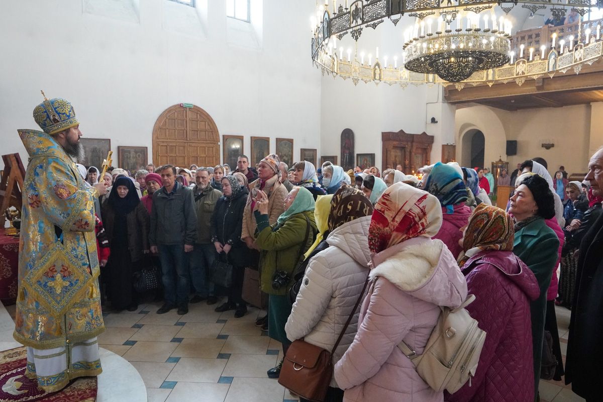 В праздник Покрова Пресвятой Богородицы Епископ Варфоломей совершил Божественную литургию в Свято-Троицком соборе г. Балаково