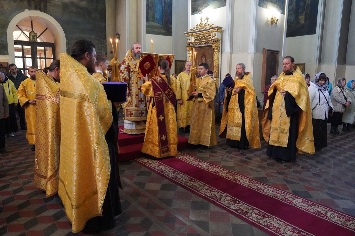 Епископ Варфоломей совершил всенощное бдение в Свято-Воскресенском соборном храме г. Пугачева