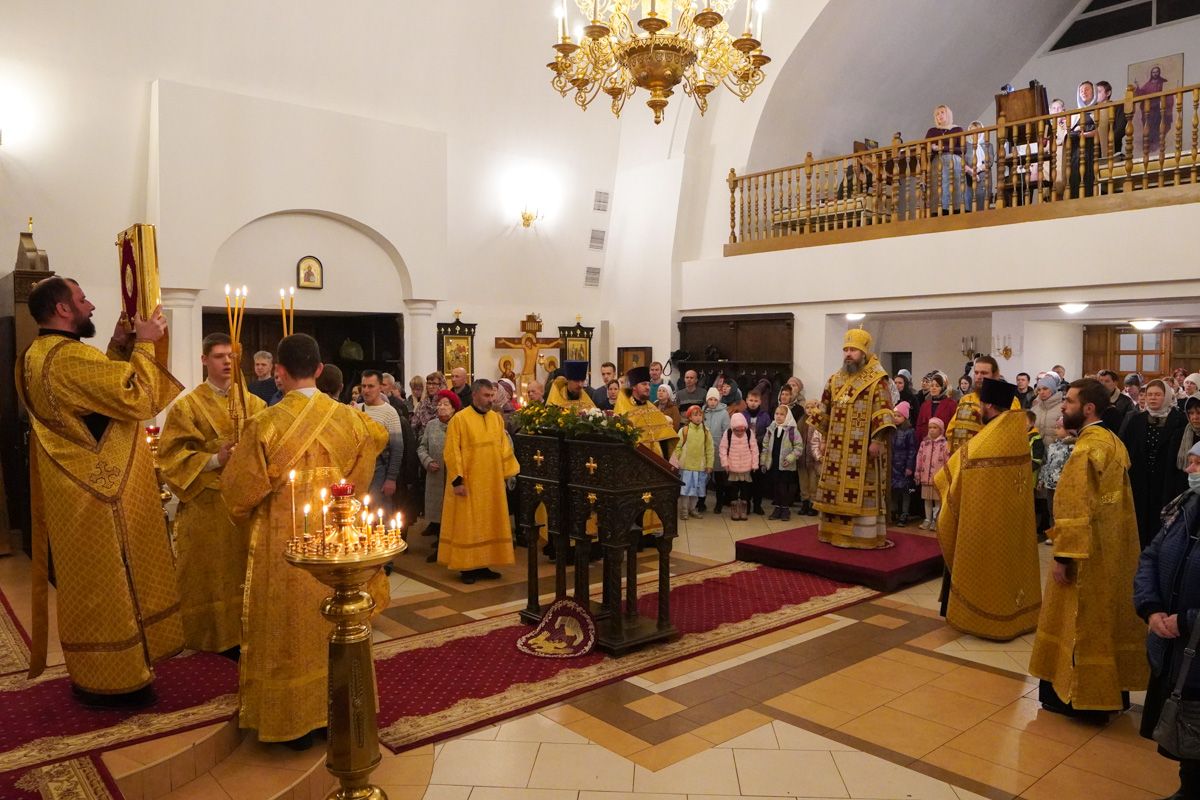 Епископ Варфоломей совершил всенощное бдение в храме Рождества Христова г. Балаково