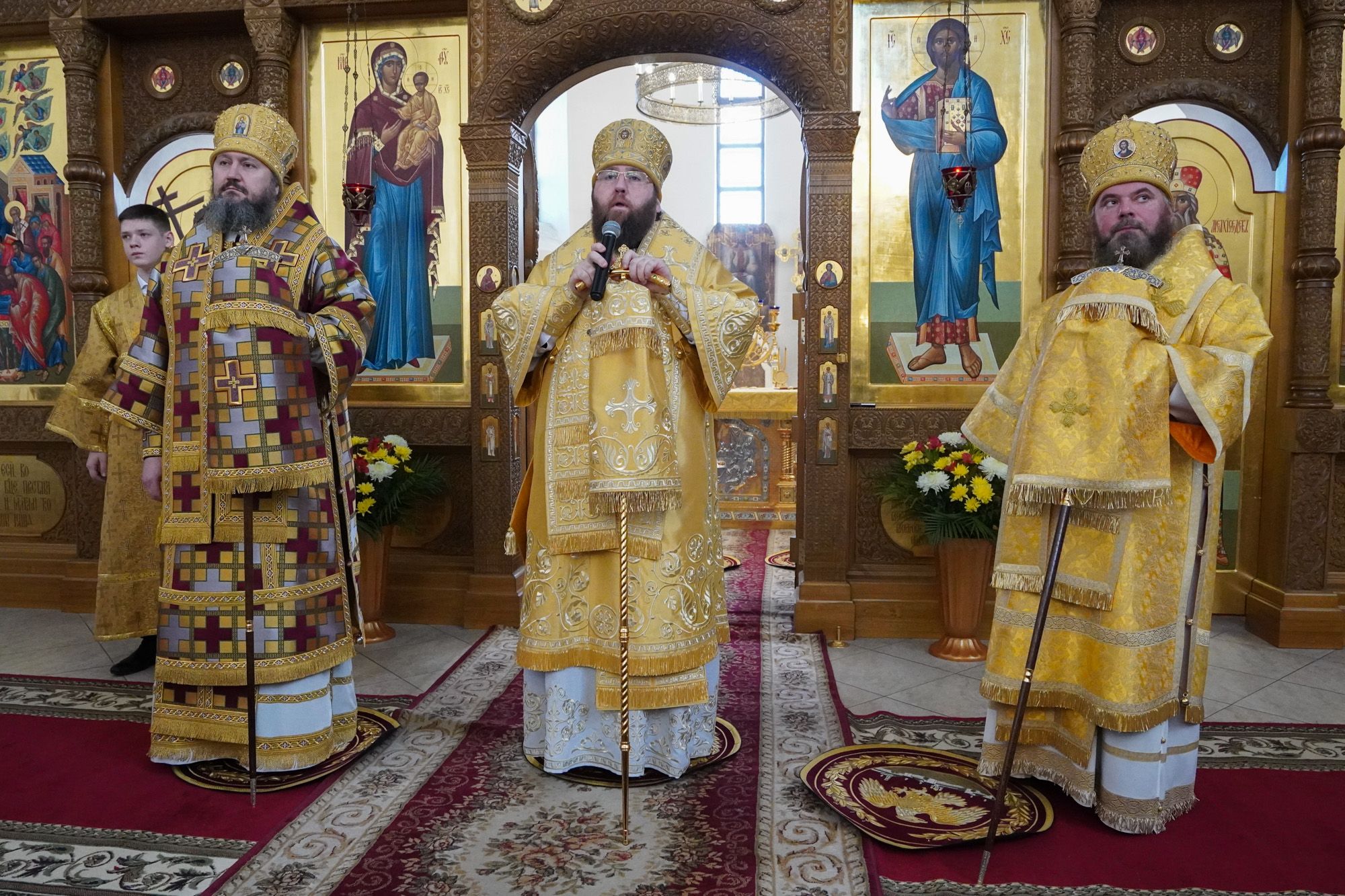 Архиереи Саратовской митрополии совершили Божественную литургию в Свято-Троицком кафедральном соборе г. Балаково