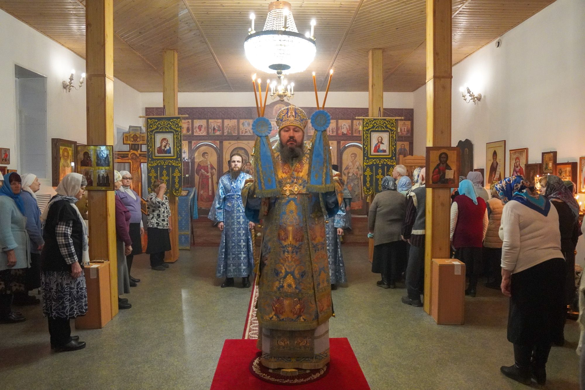 В праздник Введения во храм Пресвятой Богородицы епископ Варфоломей совершил Божественную литургию в Казанском храме г. Балаково