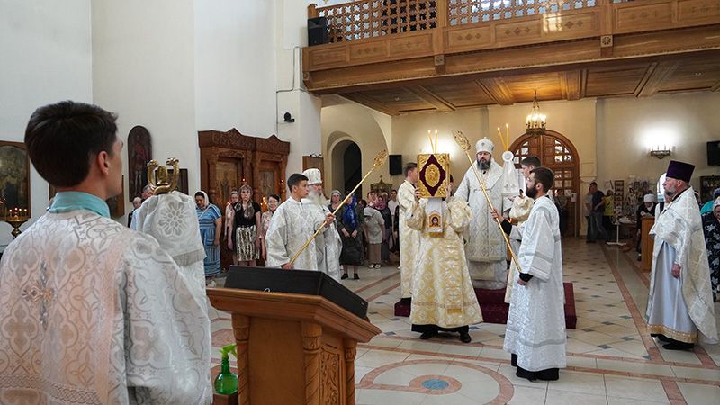 Епископ Варфоломей совершил Божественную литургию и панихиду в Свято-Троицком кафедральном соборе г. Балаково