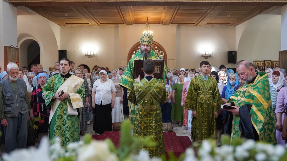 Епископ Варфоломей совершил Божественную литургию в Свято-Троицком кафедральном соборе г. Балаково