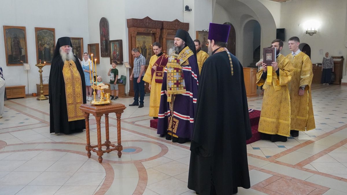 Епископ Варфоломей совершил всенощное бдение в Свято-Троицком кафедральном соборе г. Балаково