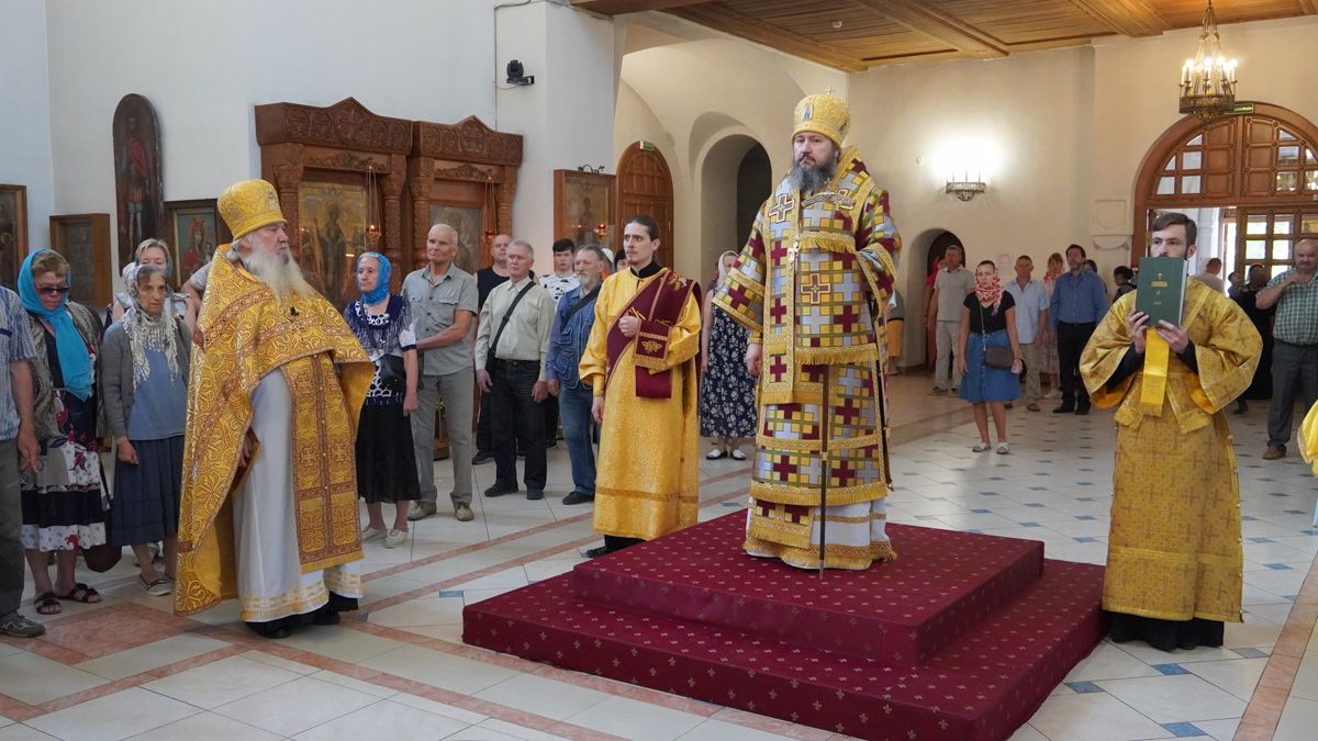 Епископ Варфоломей совершил Божественную литургию в Свято-Троицком кафедральном соборе г.Балаково