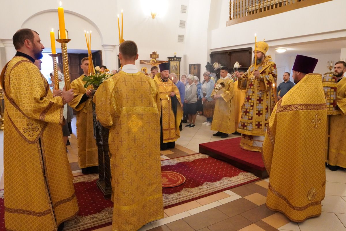 Епископ Варфоломей совершил всенощное бдение в храме в честь Рождества Христова г. Балаково