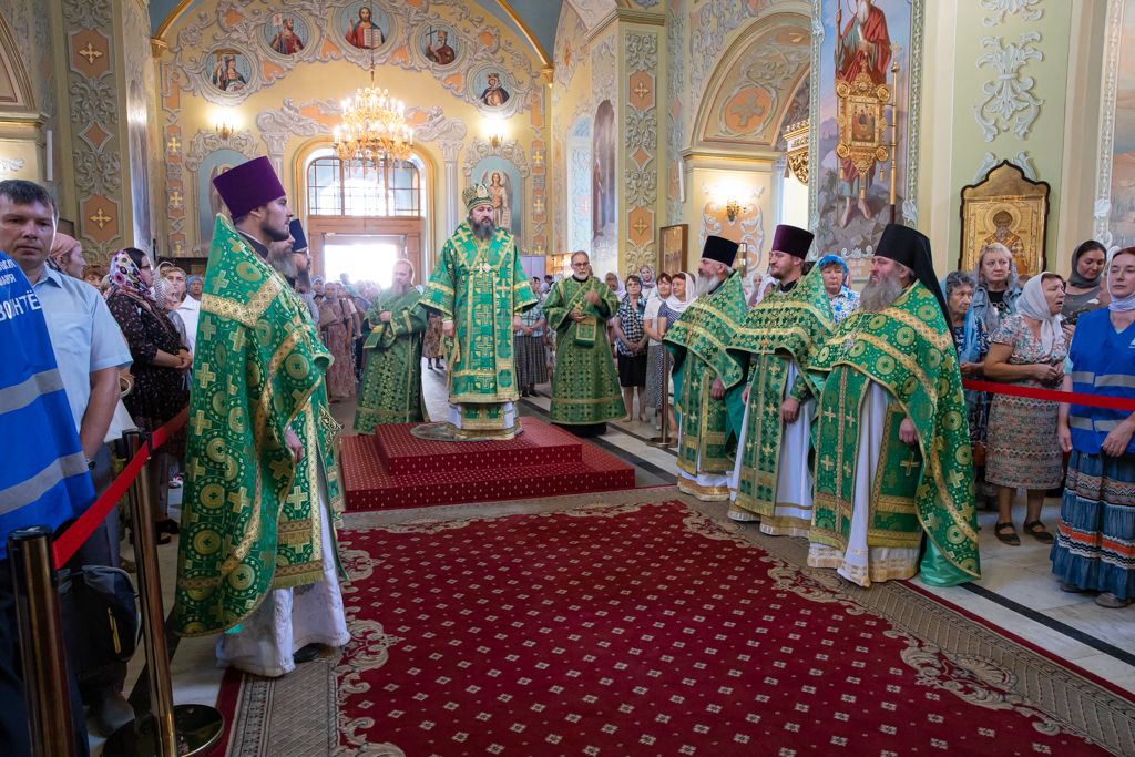 Епископ Варфоломей совершил Божественную литургию в Покровском соборе г. Саратова