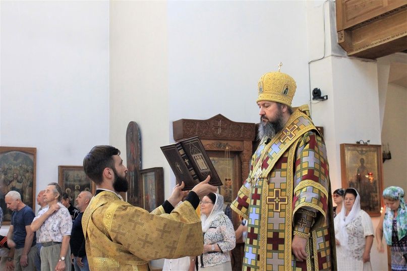 Епископ Варфоломей совершил Божественную литургию в Свято-Троицком кафедральном соборе г. Балаково