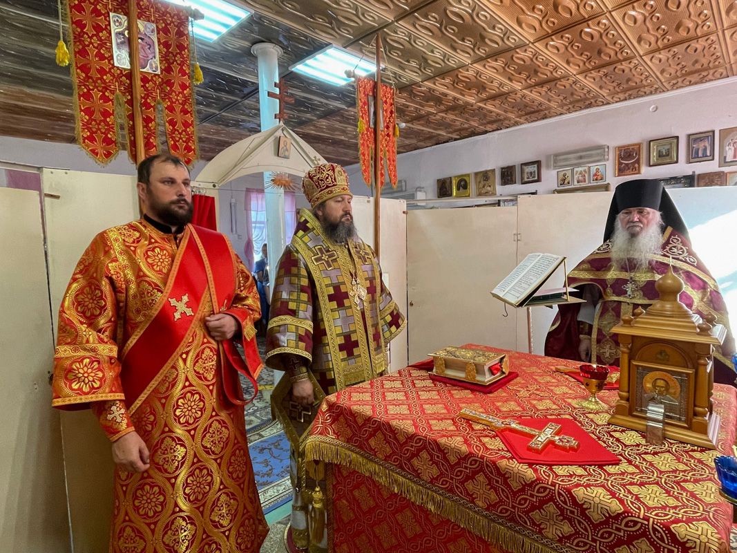 Епископ Варфоломей совершил Божественную литургию в храме Рождества Христова с. Красный Яр