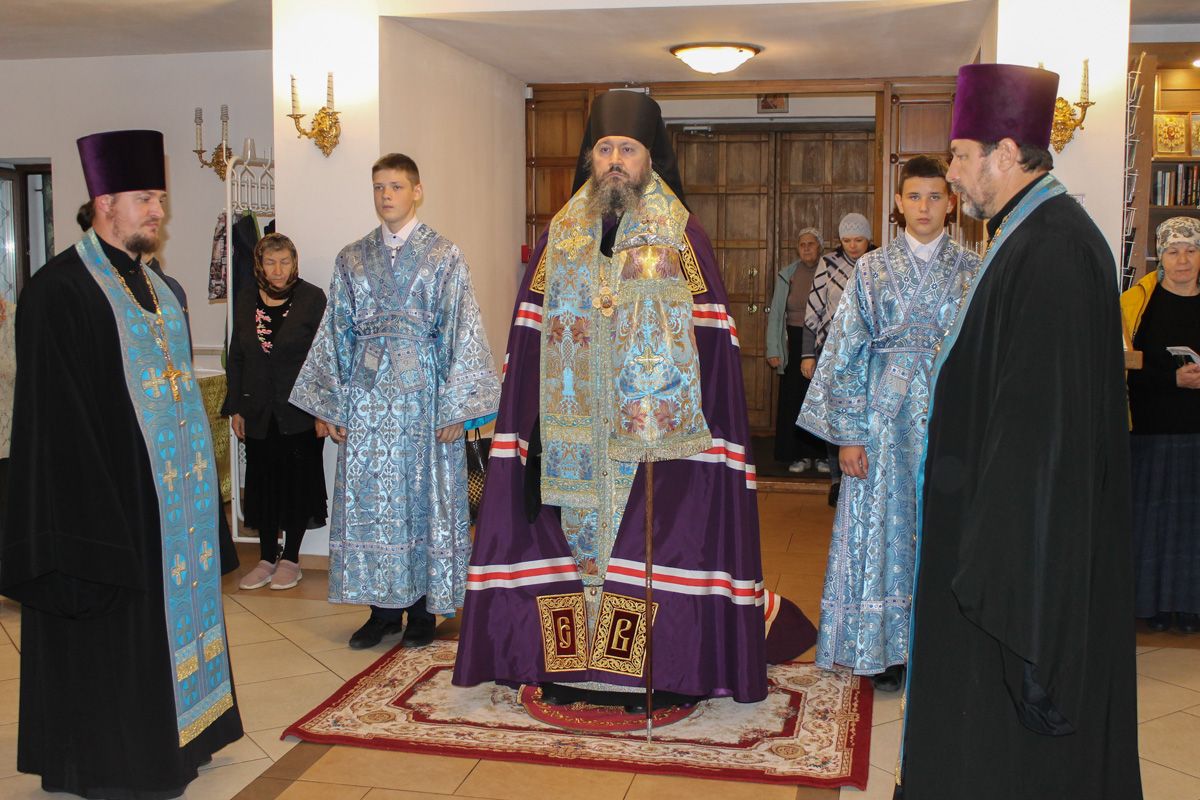 Епископ Варфоломей совершил всенощное бдение в храме в честь Рождества Христова г. Балаково