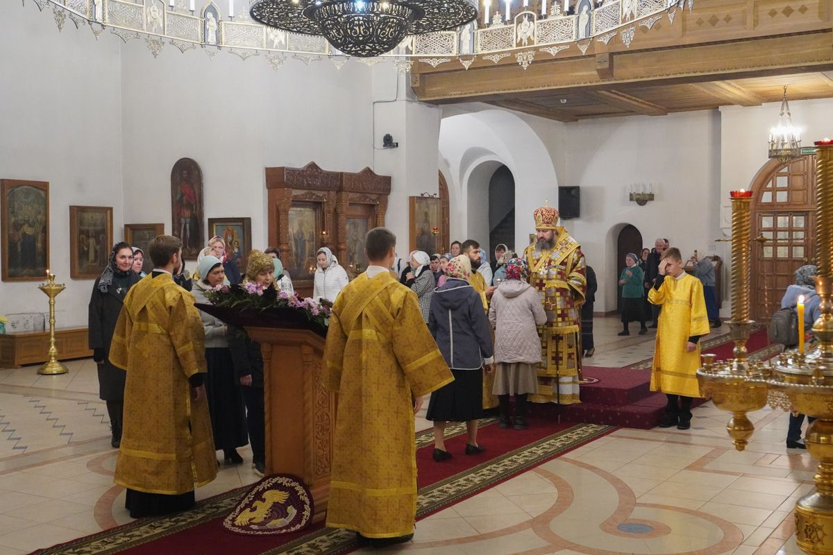 Епископ Варфоломей совершил всенощное бдение в Свято-Троицком кафедральном соборе г. Балаково