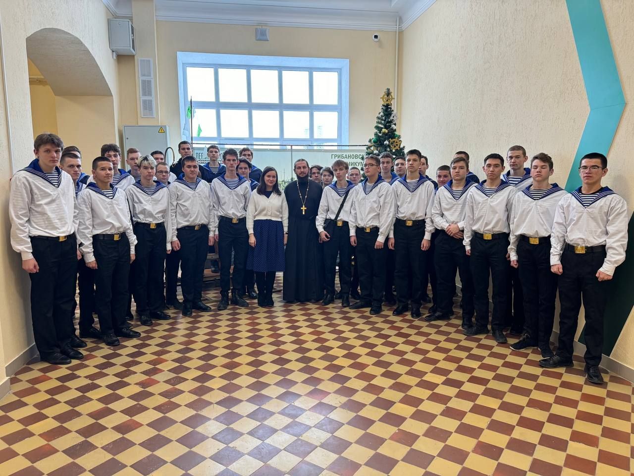 Священник рассказал студентам Балаковского промышленно-транспортного техникума о святом апостоле Андрее Первозванном