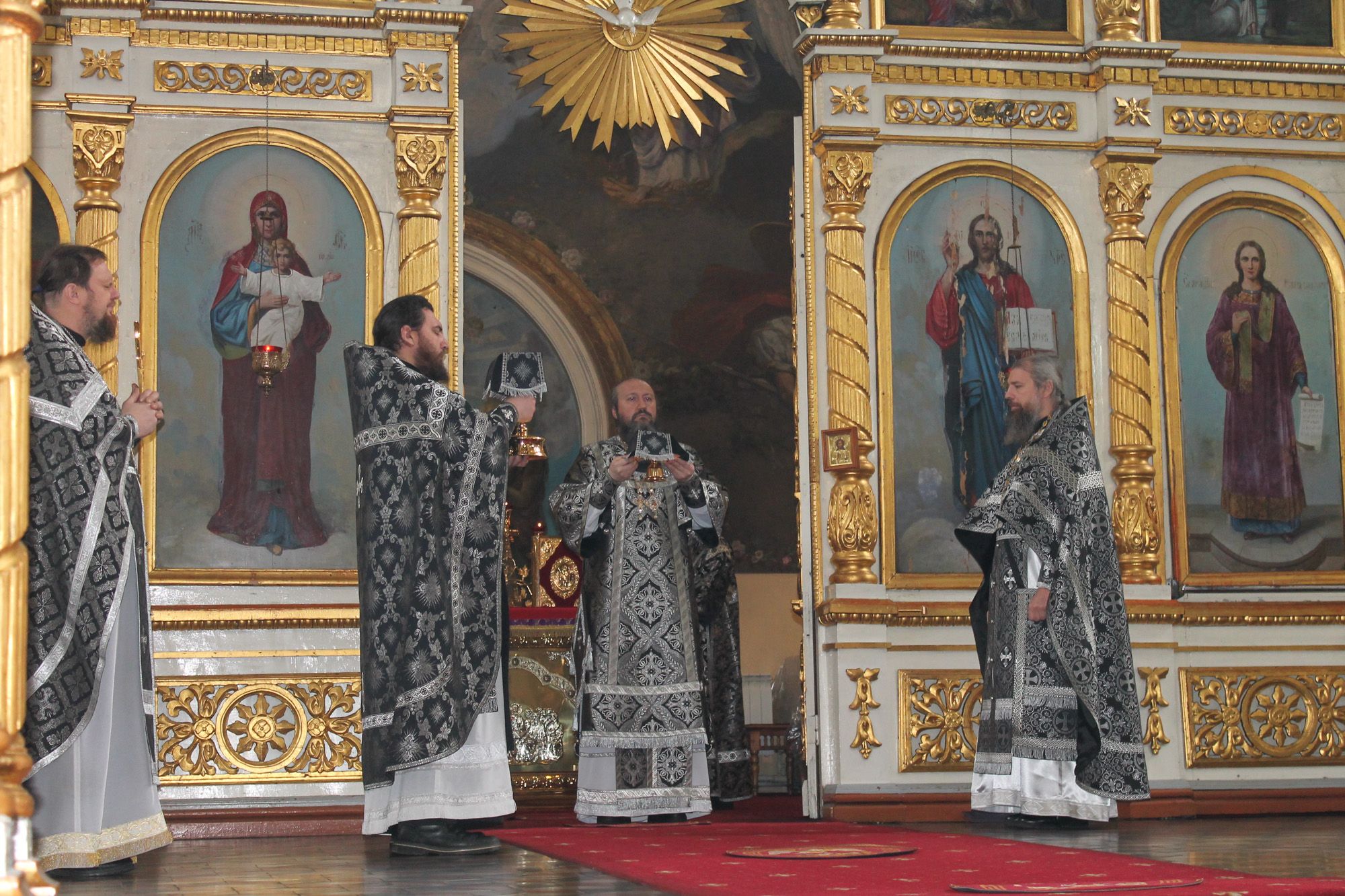 Епископ Варфоломей совершил Литургию Преждеосвященных Даров в соборном храме Воскресения Христова г. Пугачева