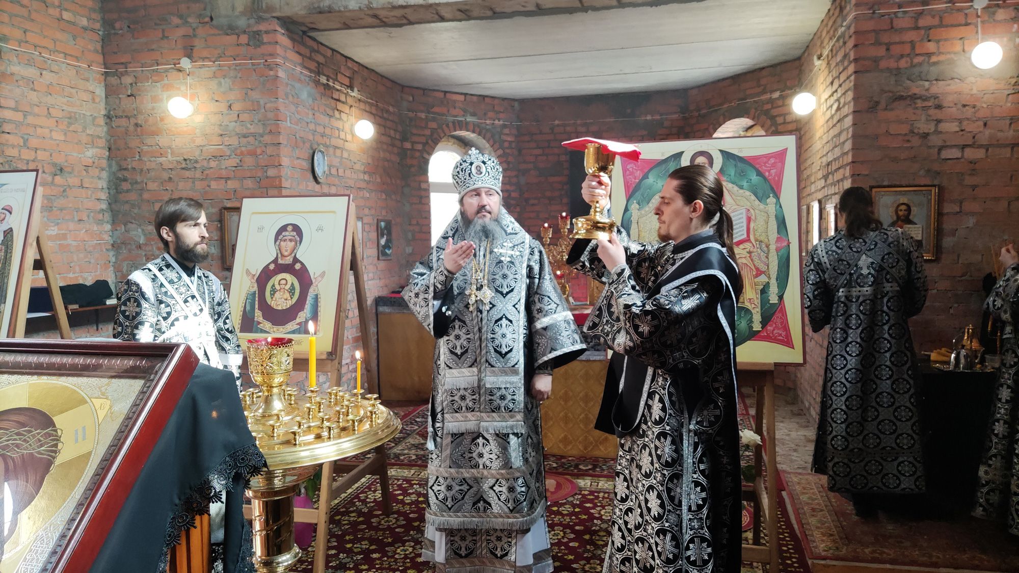 Епископ Варфоломей совершил Литургию Преждеосвященных Даров в храме бессребреников и чудотворцев Космы и Дамиана г. Балаково