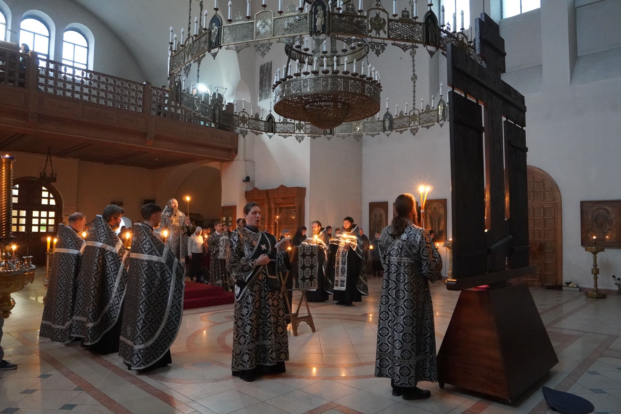 Епископ Варфоломей совершил утреню Великой Пятницы с чтением двенадцати Страстных Евангелий