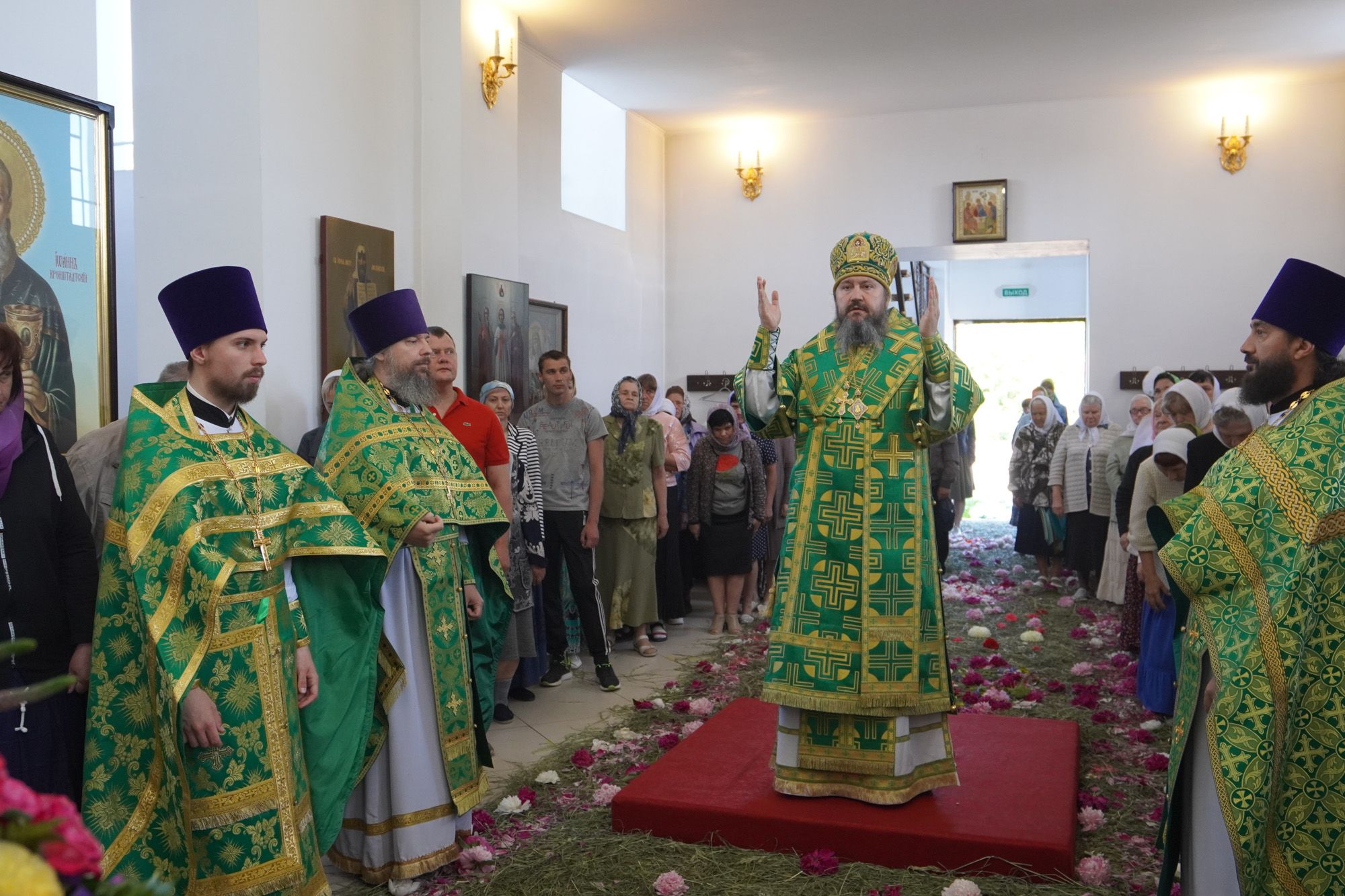 В День Святого Духа епископ Варфоломей совершил Божественную литургию в Свято-Троицком храме с. Ивантеевка
