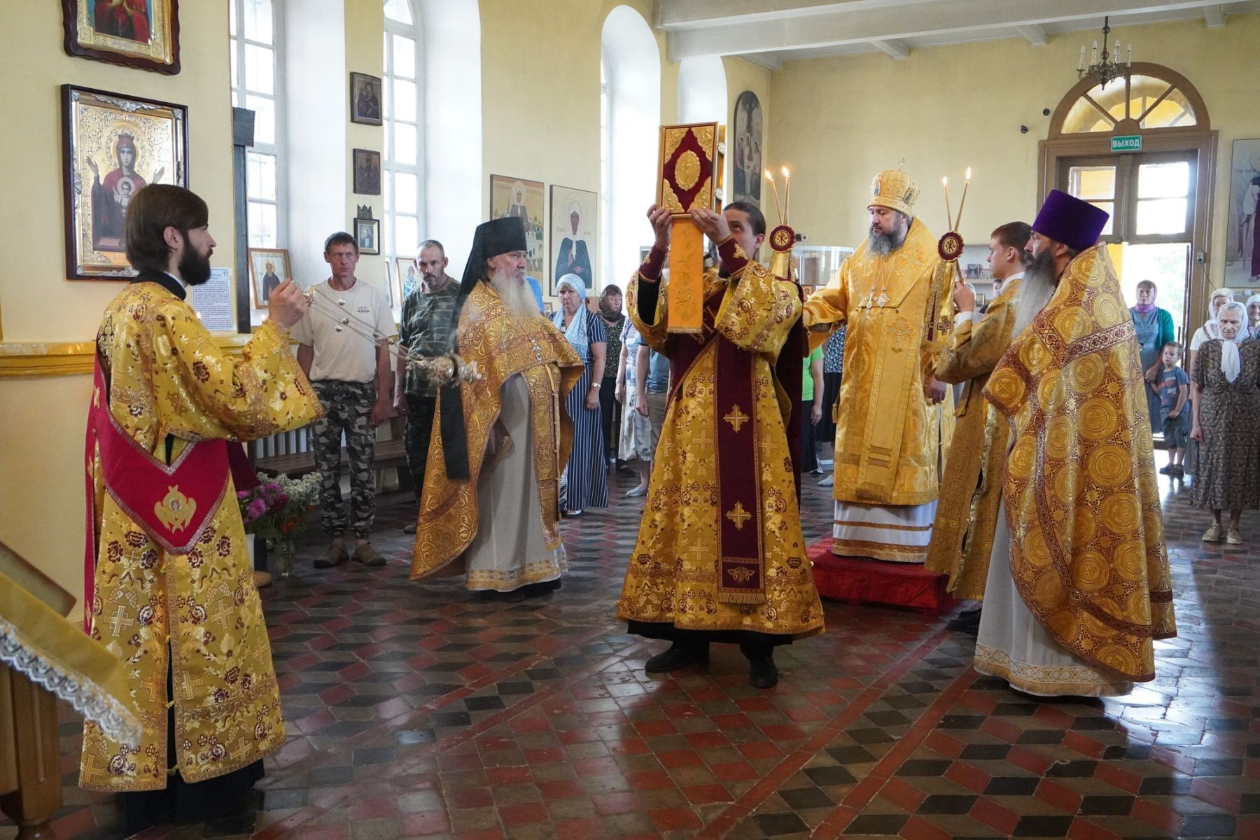 Епископ Варфоломей совершил Божественную литургию в храме Архангела Михаила с. Маянга Балаковского района