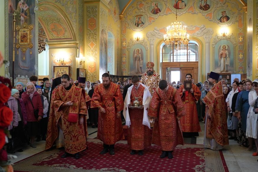Епископ Варфоломей совершил Божественную литургию в Покровском соборе г. Саратова