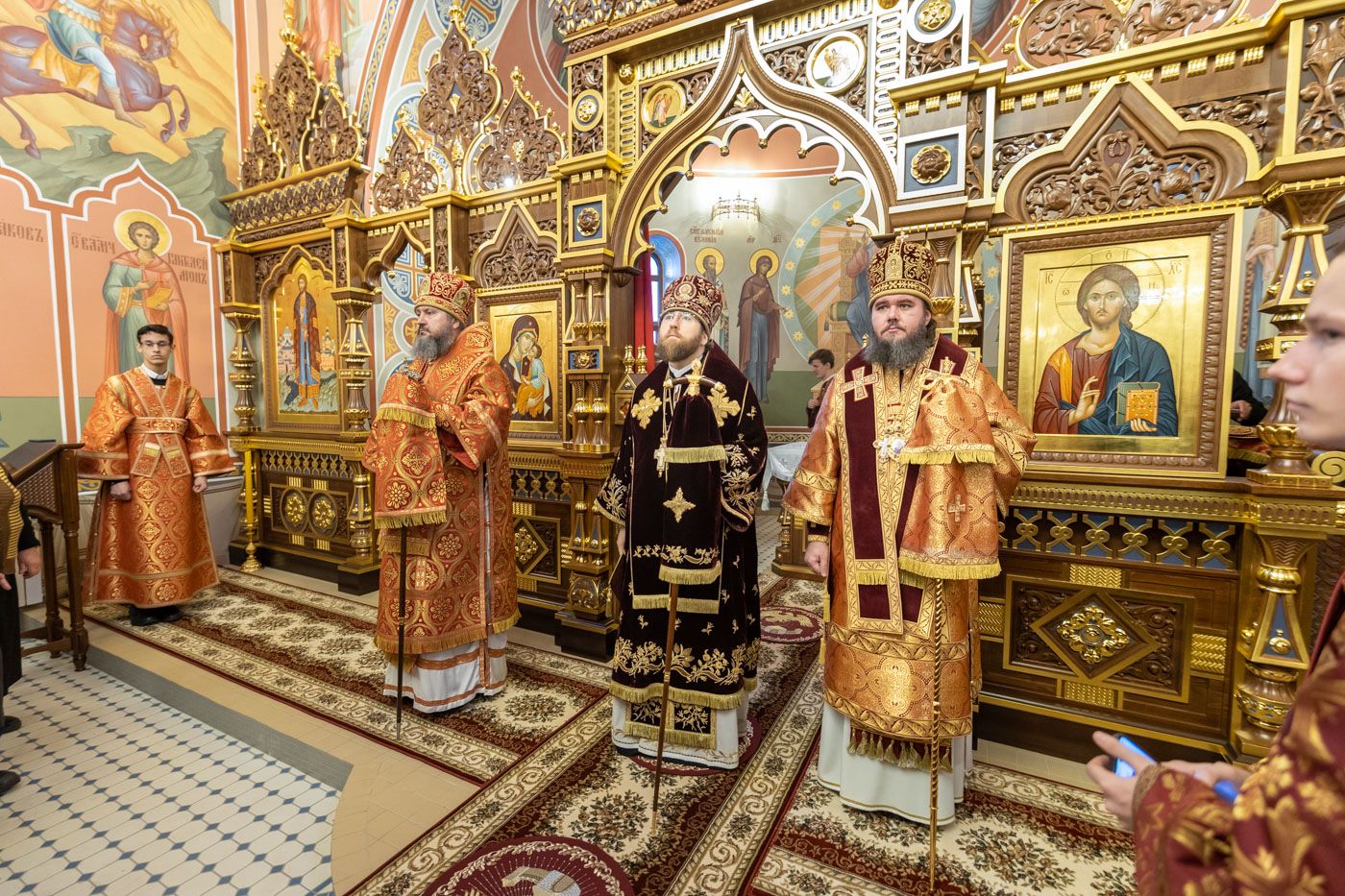 Архиереи Саратовской митрополии совершили Великое освящение храма великомученика Георгия Победоносца г. Покровска (Энгельса) и Божественную литургию в новоосвященном храме