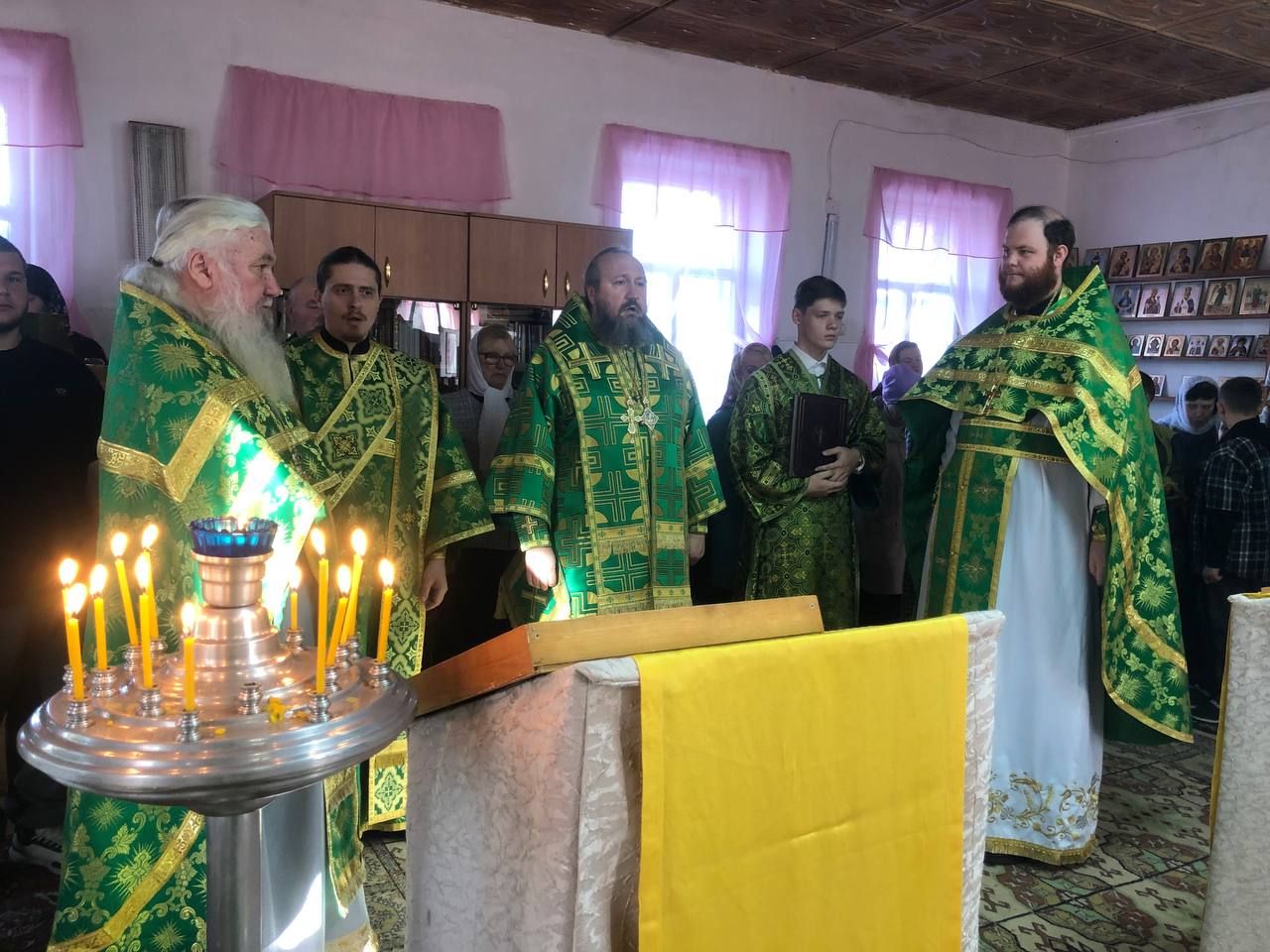 Епископ Варфоломей совершил Божественную литургию в храме Рождества Христова с. Красный Яр