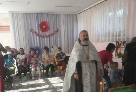 Настоятель Свято-Андреевского храма г. Маркса посетил Дом ребёнка