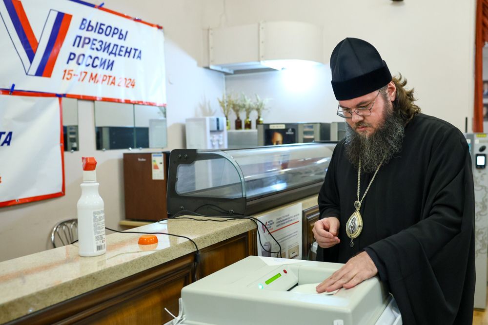 Епископ Покровский и Новоузенский Фома принял участие в голосовании на выборах Президента России