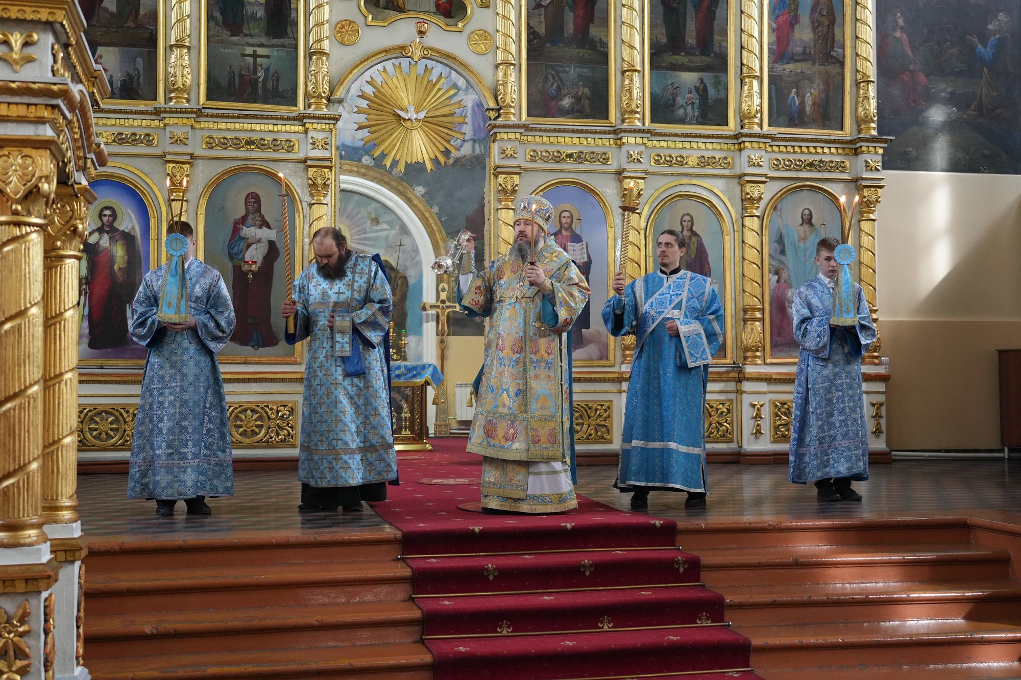 Епископ Варфоломей совершил утреню с чтением акафиста Пресвятой Богородице в Свято-Воскресенском соборе г. Пугачева