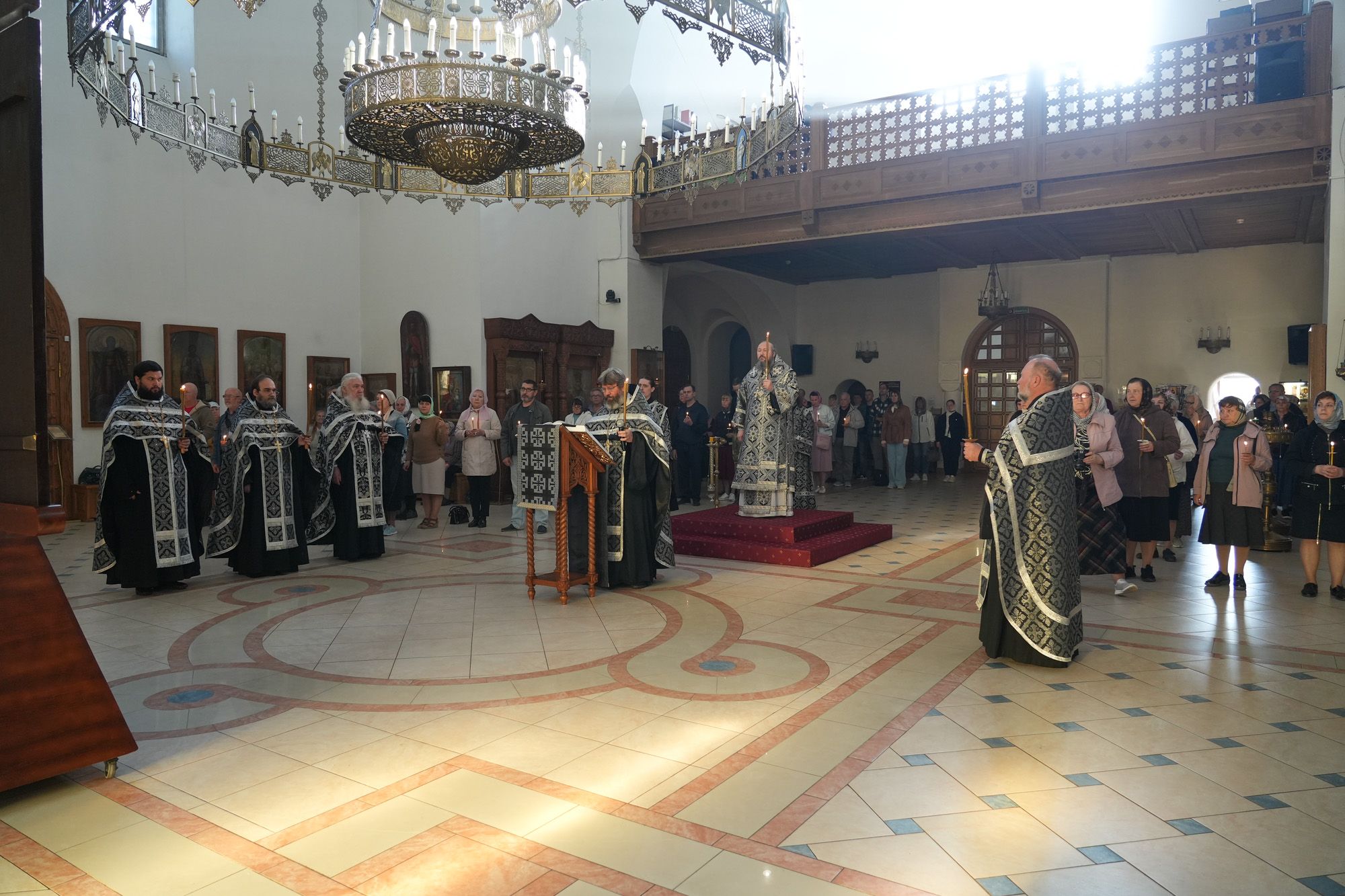 Епископ Варфоломей совершил утреню Великой Пятницы с чтением двенадцати Страстных Евангелий