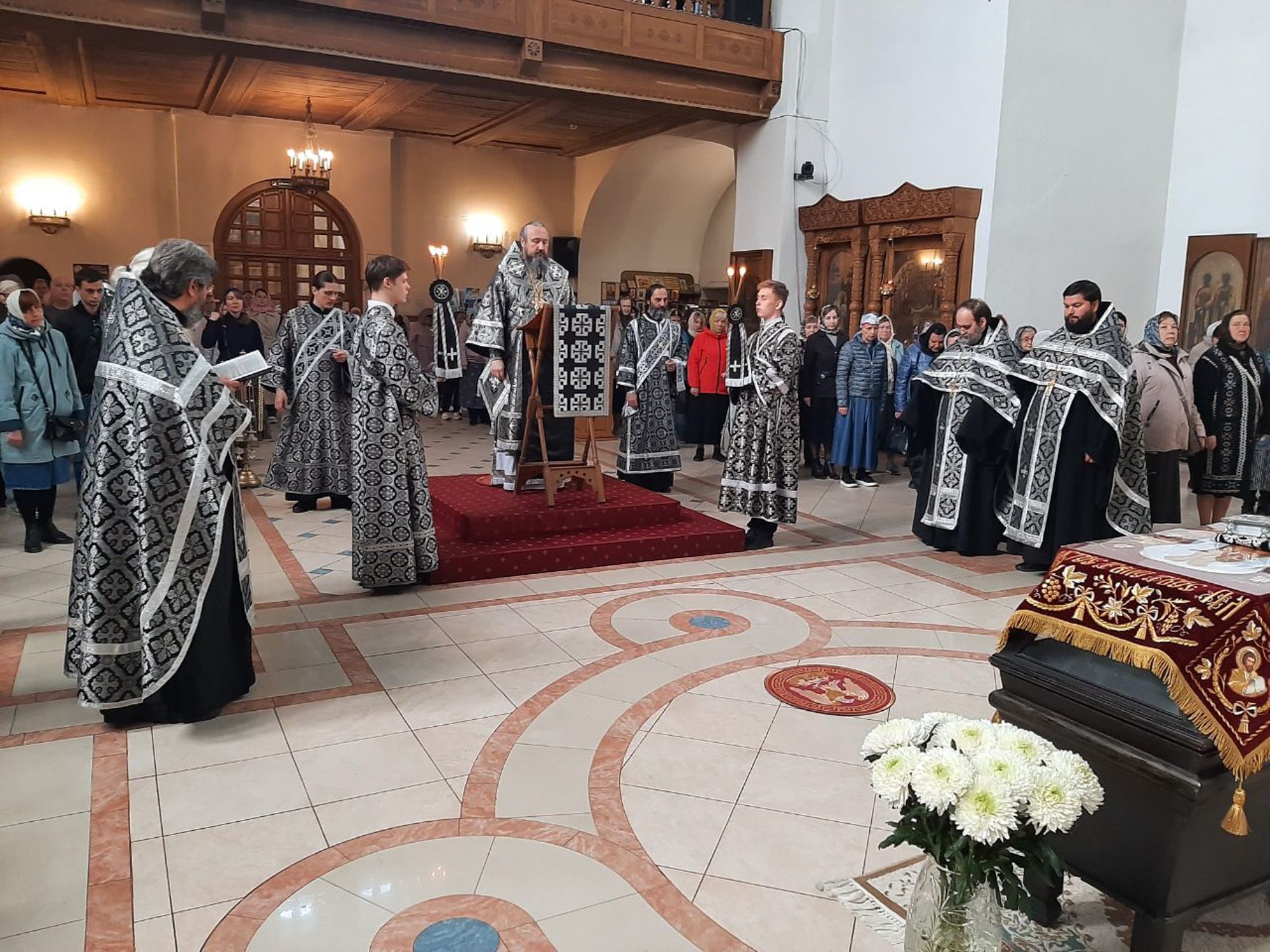 Епископ Варфоломей совершил вечерню с чином выноса Плащаницы Спасителя