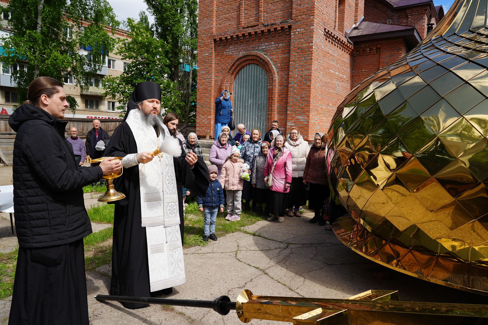 Епископ Варфоломей совершил чин освящения креста строящегося храма бессребреников и чудотворцев Космы и Дамиана г. Балаково