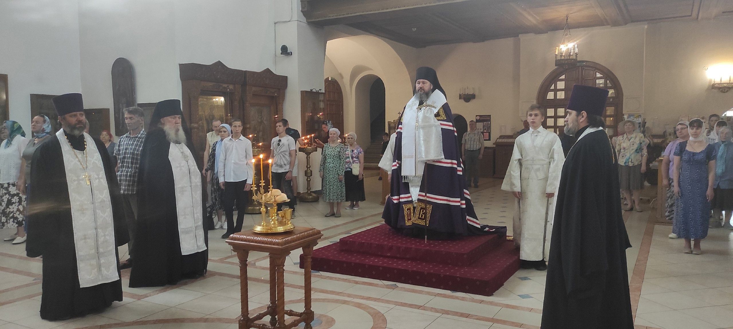 Епископ Варфоломей совершил всенощное бдение в Свято-Троицком кафедральном соборе г. Балаково