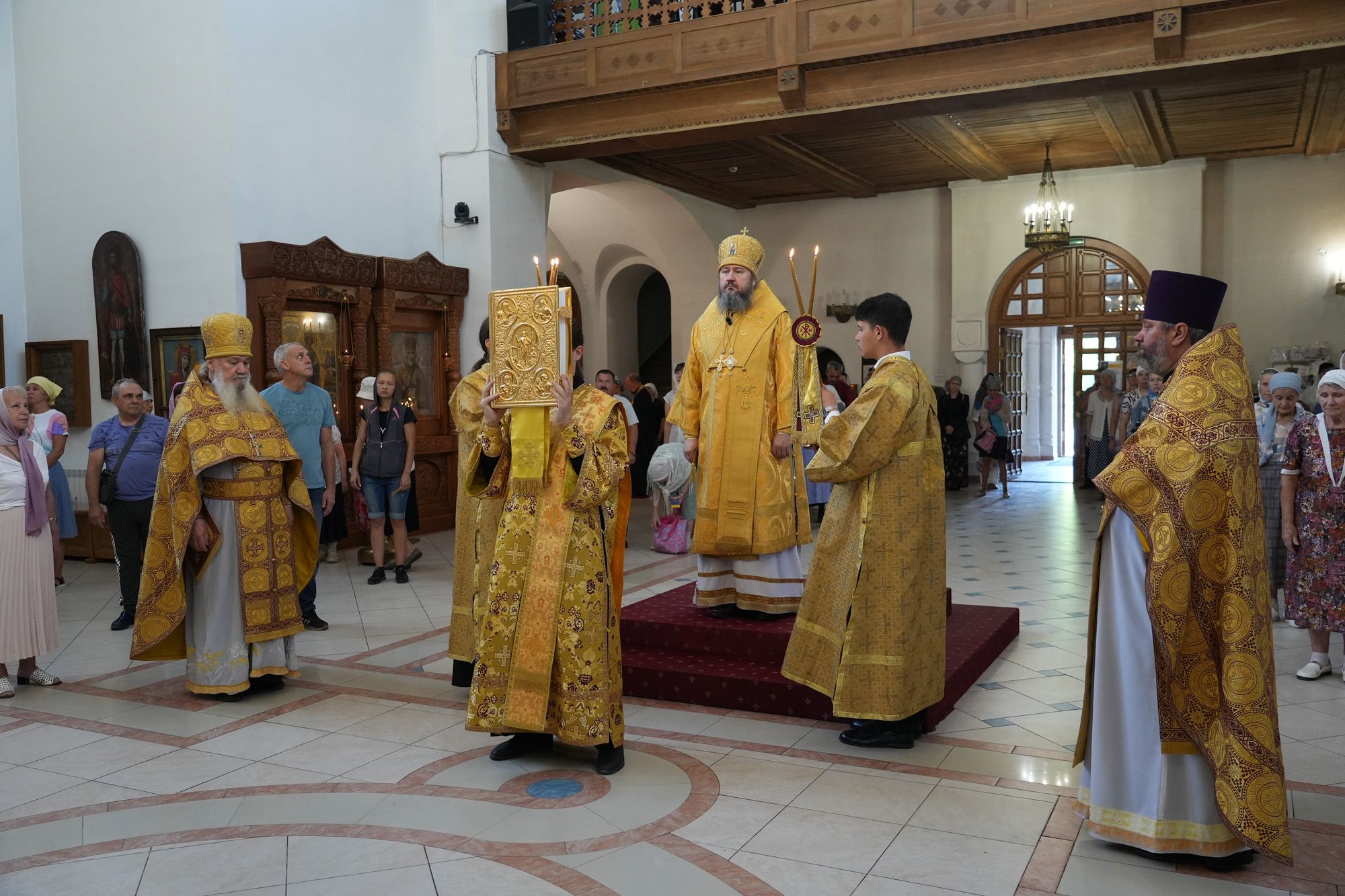 Епископ Варфоломей совершил Божественную литургию в Свято-Троицком кафедральном соборе г. Балаково
