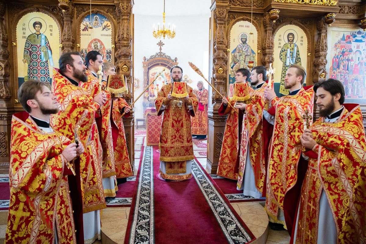 Митрополит Игнатий совершил Божественную литургию и панихиду в храме новомучеников и исповедников Саратовских г. Саратова