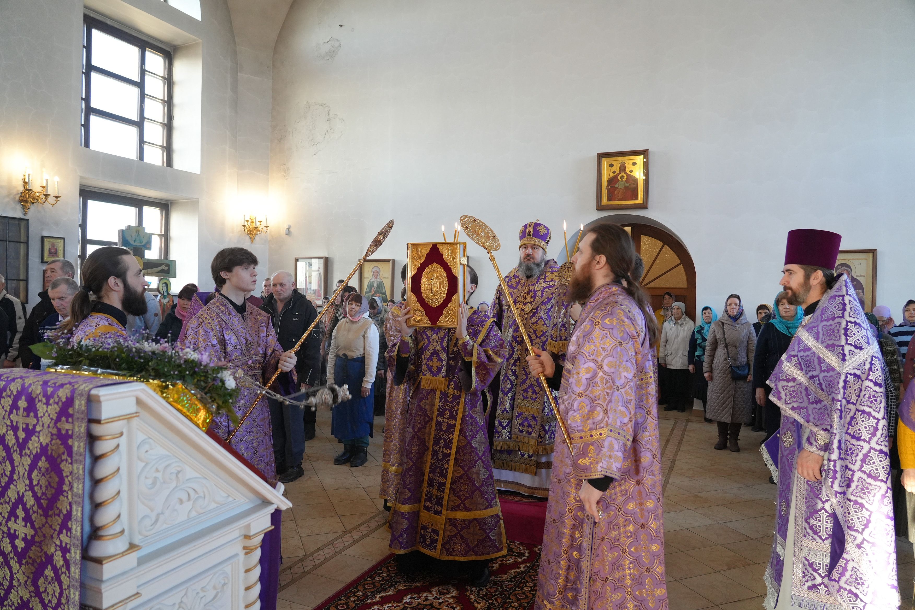 В день престольного праздника епископ Варфоломей совершил Божественную литургию в храме иконы Божией Матери «Державная» п. Горный