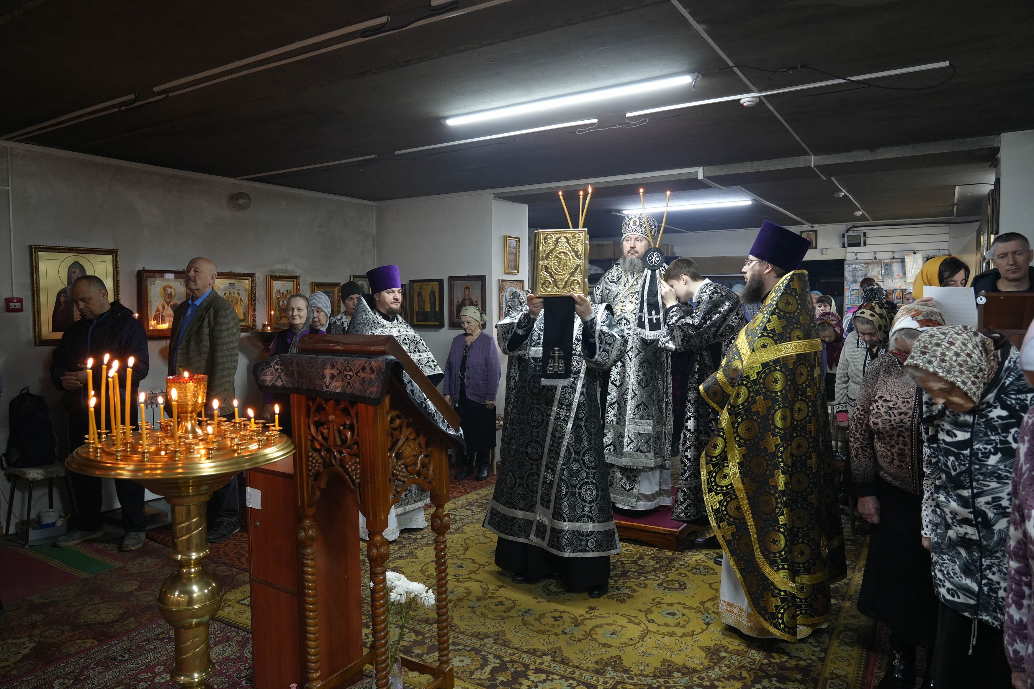 Епископ Варфоломей совершил Литургию Преждеосвященных Даров в храме бессребреников и чудотворцев Космы и Дамиана г. Балаково