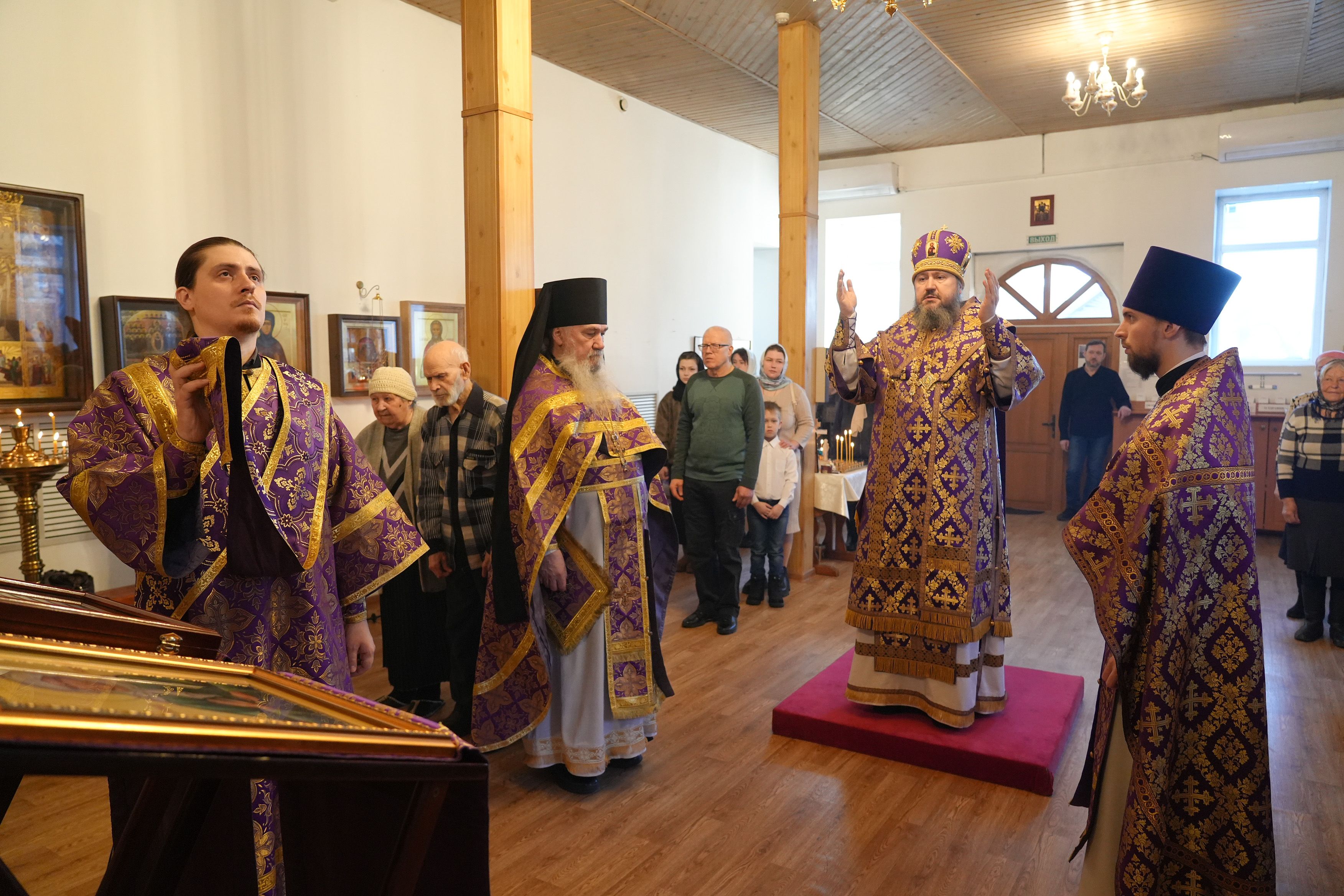 Епископ Варфоломей совершил Божественную литургию в храме Казанской иконы Божией Матери г. Балаково