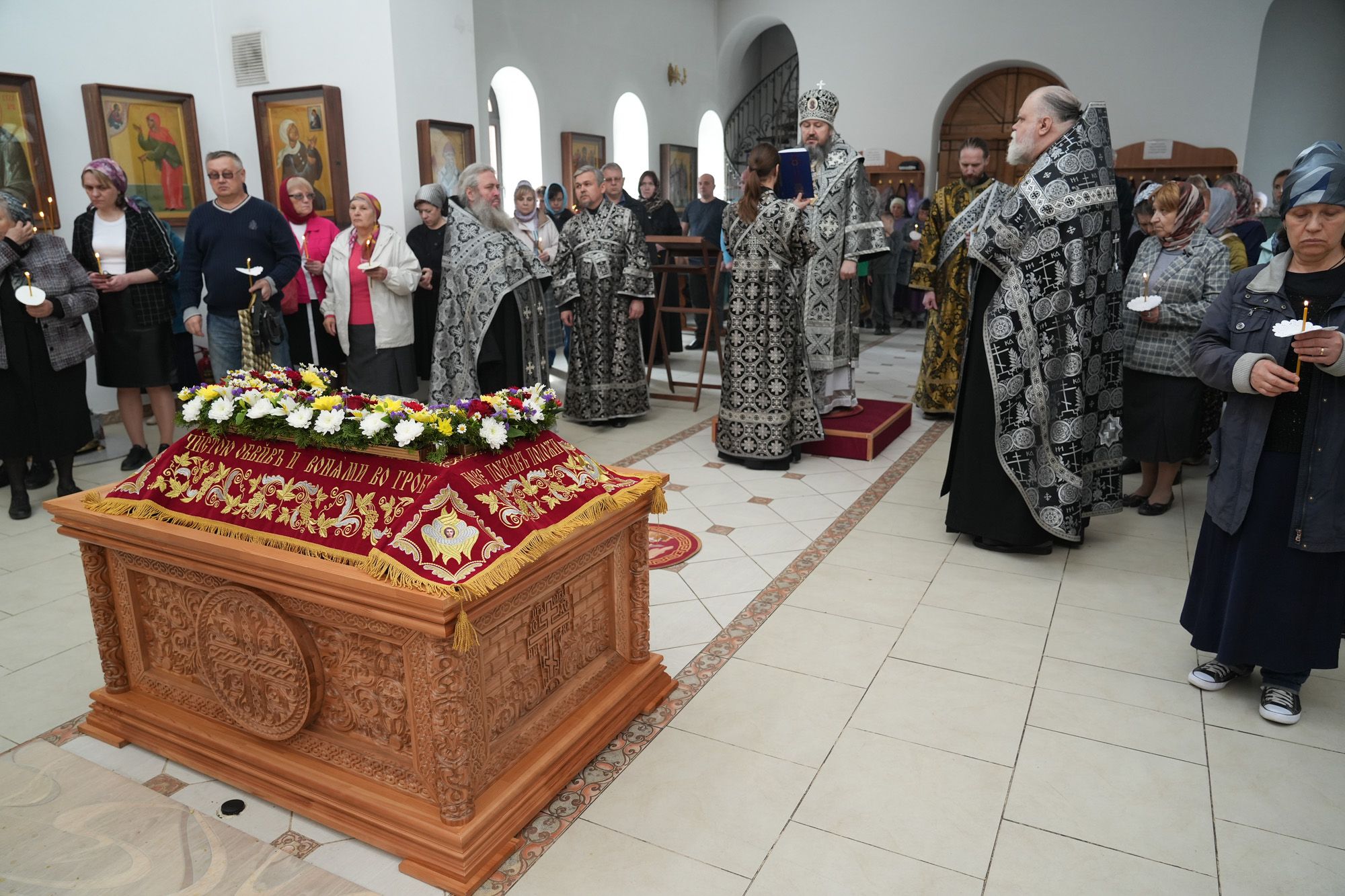 Епископ Варфоломей совершил вечерню с выносом Плащаницы Спасителя в храме апостола и евангелиста Иоанна Богослова г. Балаково