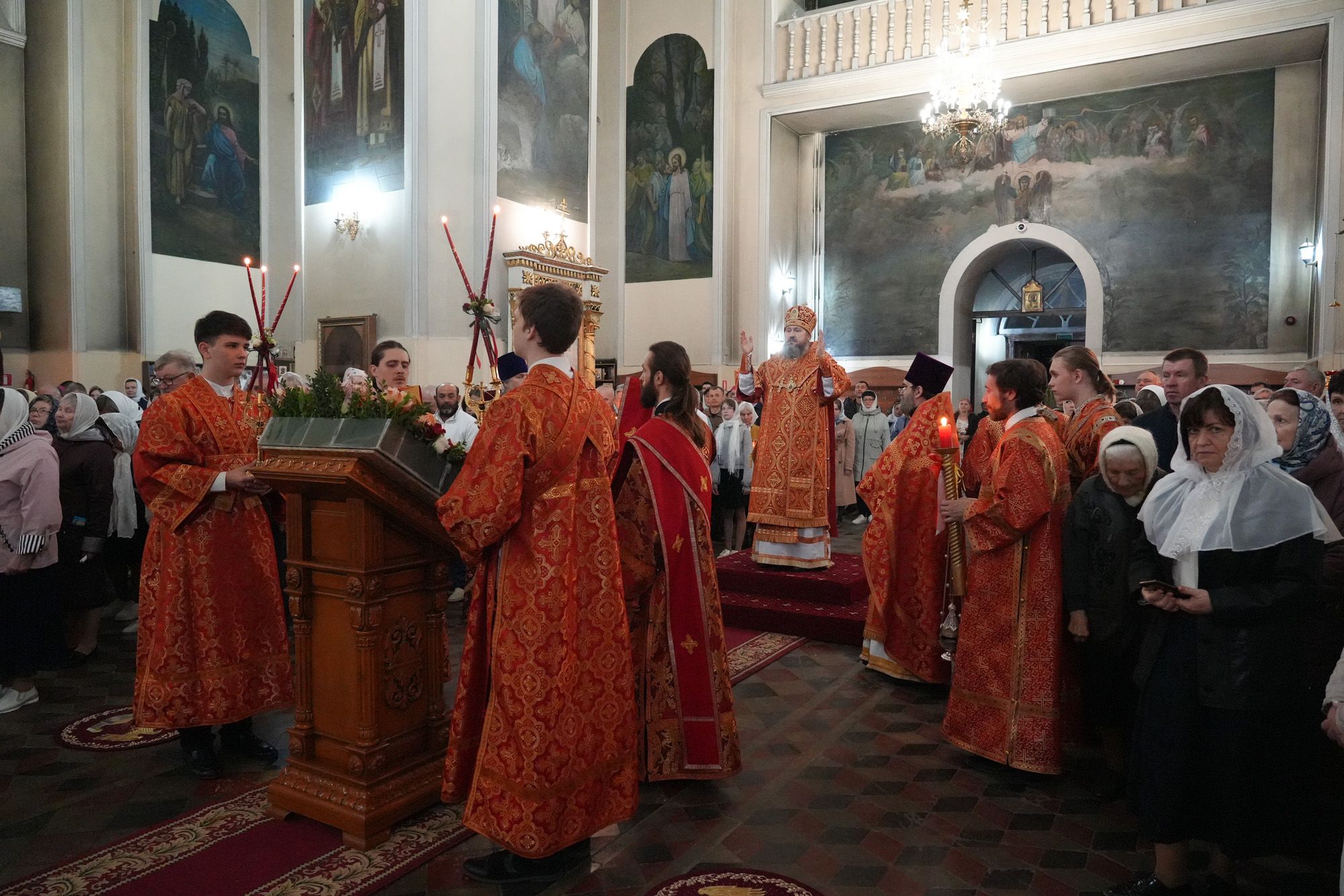 В праздник Светлого Христова Воскресения епископ Варфоломей совершил ночное пасхальное богослужение в Свято-Воскресенском соборе г. Пугачёва