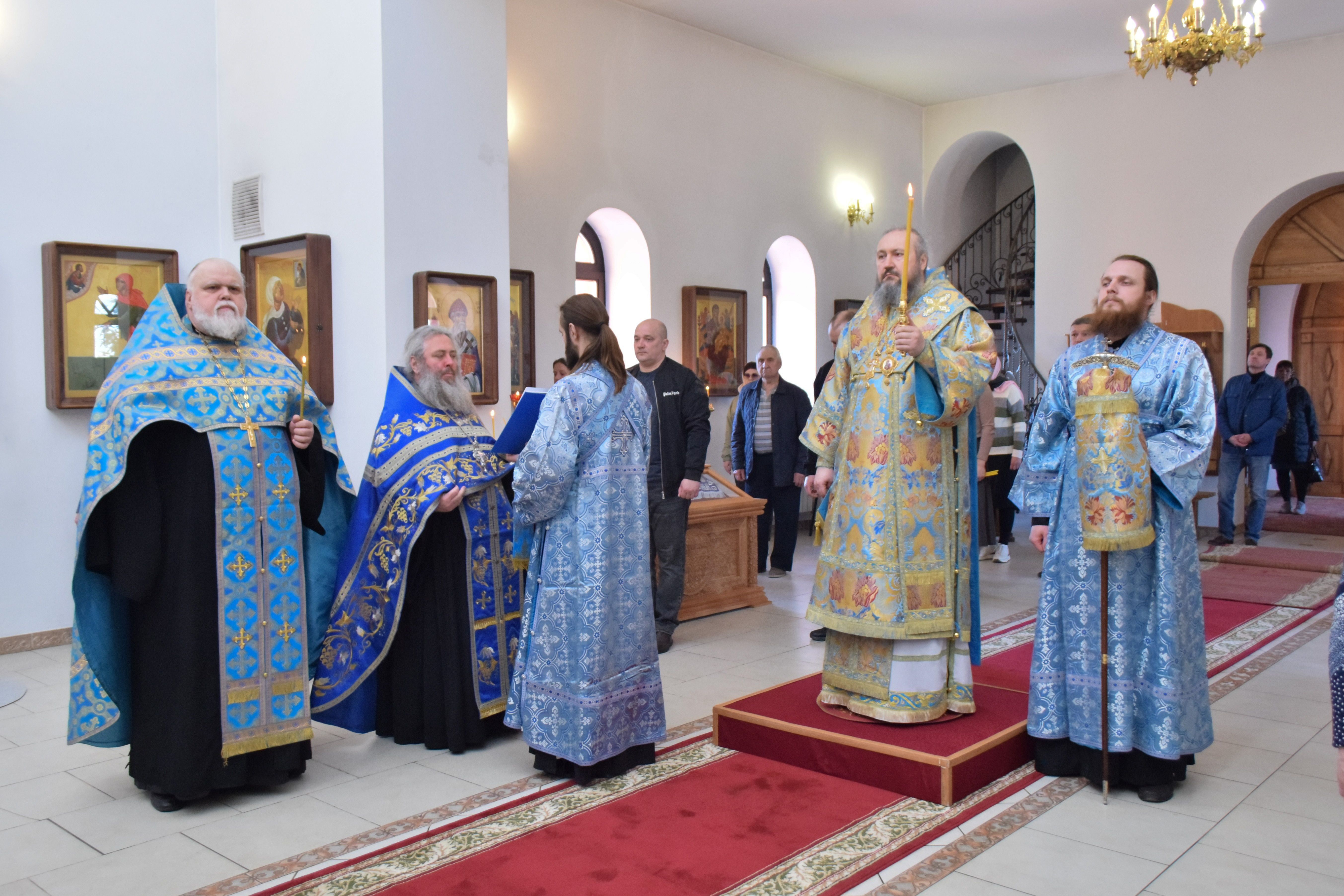 Епископ Варфоломей совершил утреню с акафистом Пресвятой Богородице в храме апостола Иоанна Богослова г. Балаково