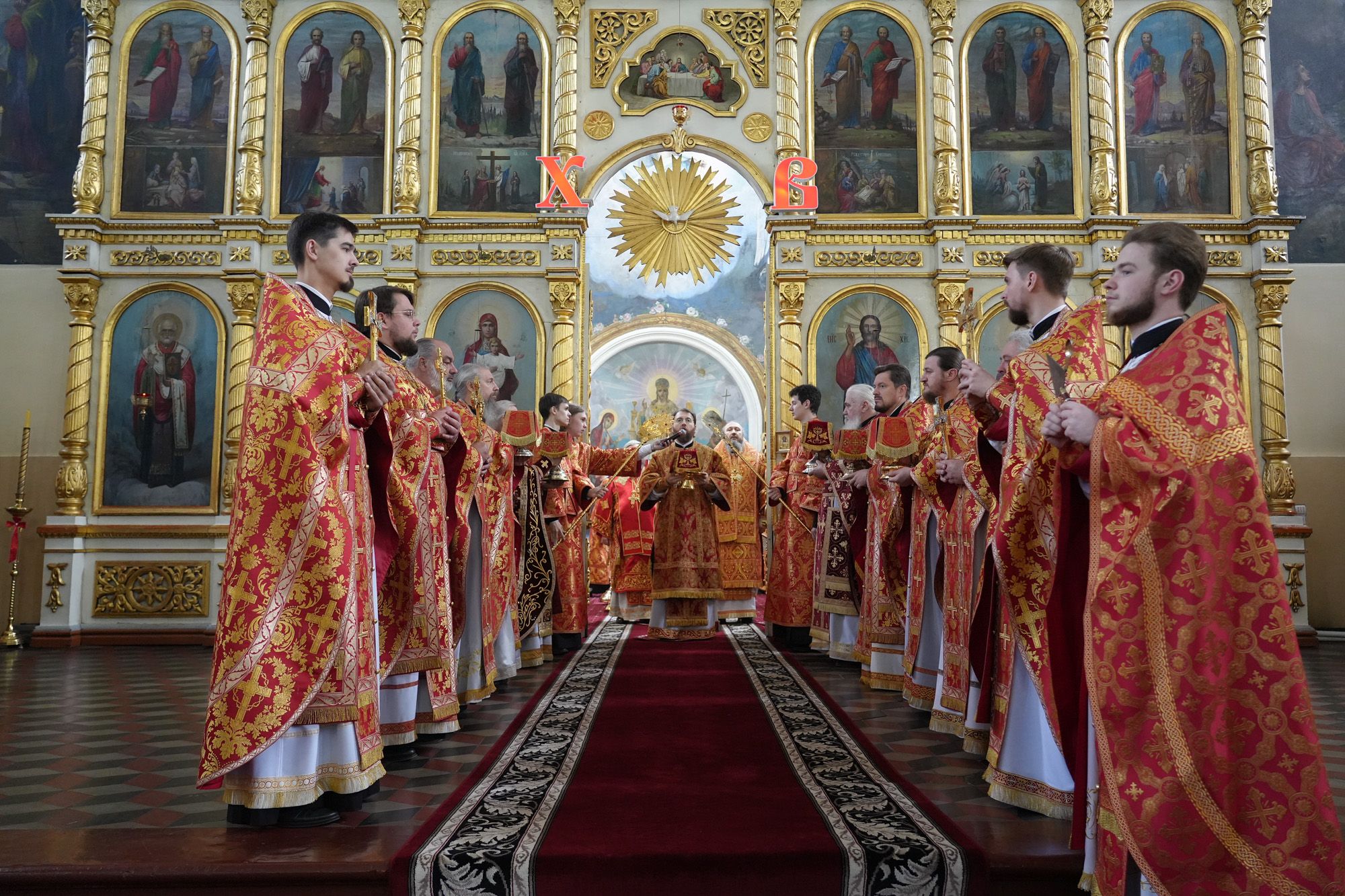 Архиереи Саратовской митрополии совершили Божественную литургию в Свято-Воскресенском соборном храме г. Пугачева