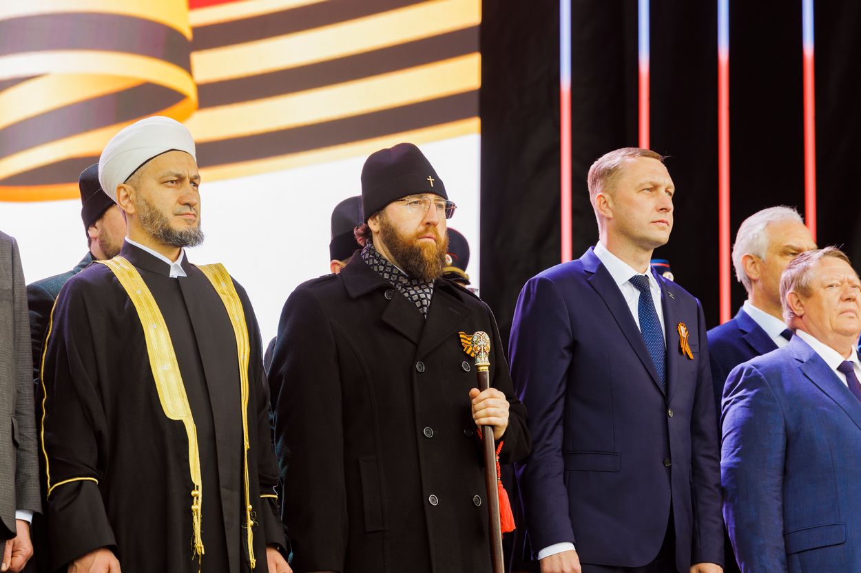 Митрополит Игнатий принял участие в параде, посвященном празднованию 80-й годовщины Великой Победы