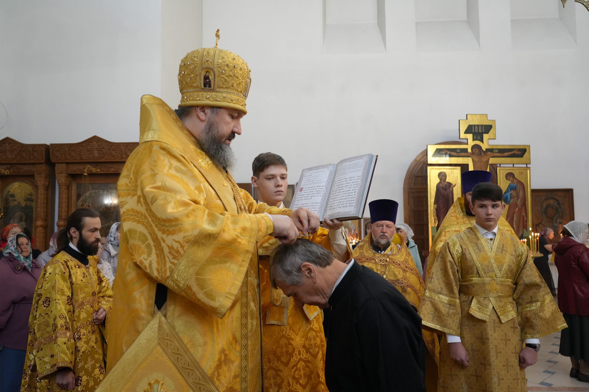 Хиротесия и хиротония: история, содержание и символика
