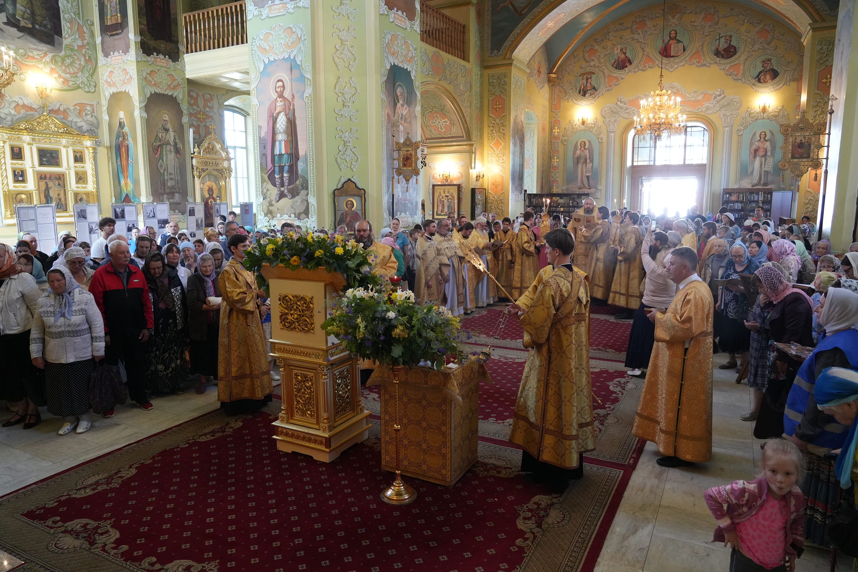 Епископ Варфоломей совершил Божественную литургию в Покровском соборе г. Саратова