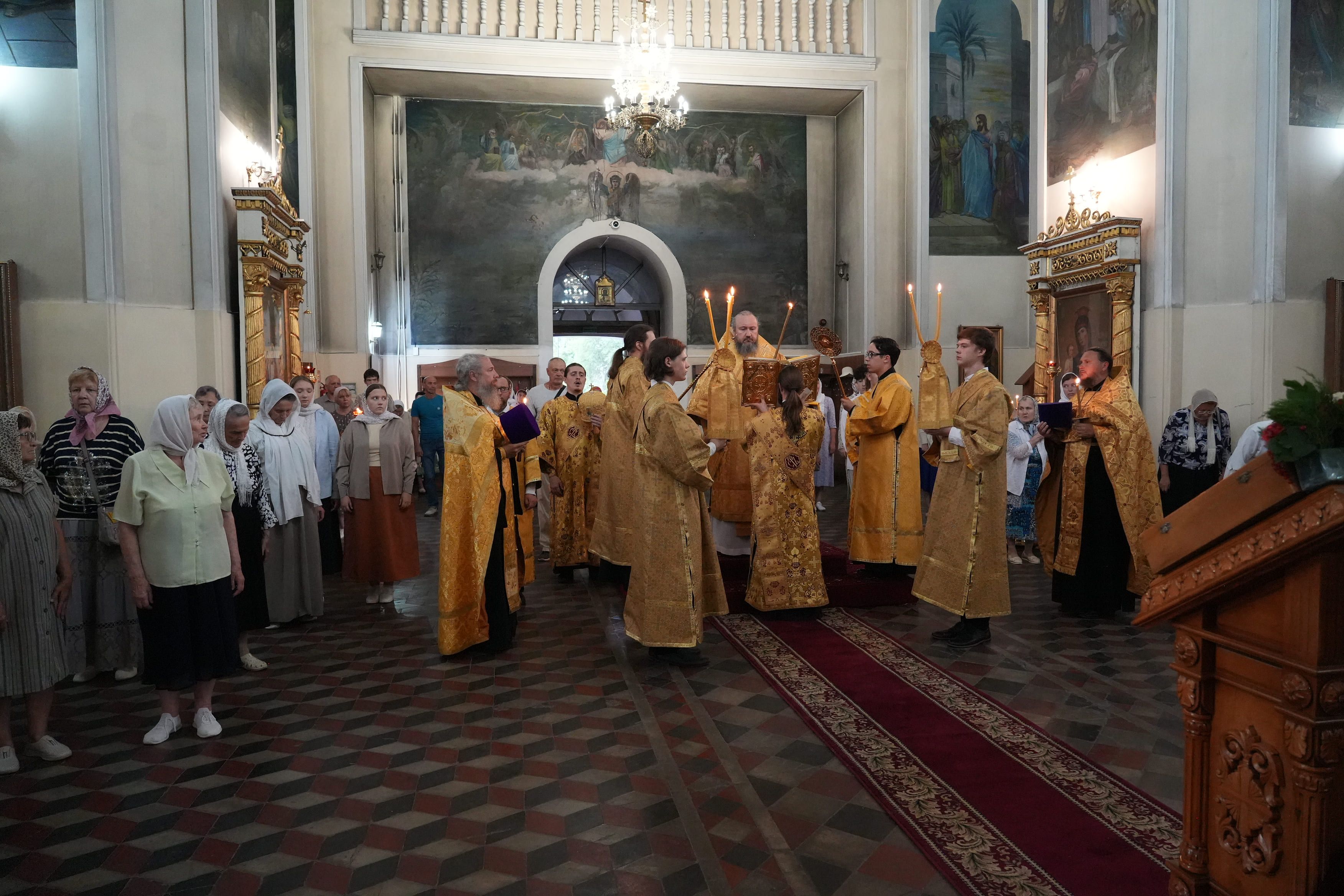 Епископ Варфоломей совершил всенощное бдение в Свято-Воскресенском соборе г. Пугачёва
