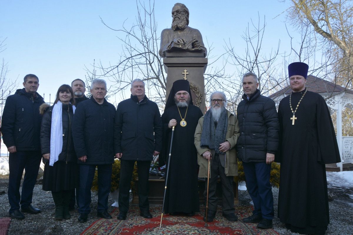 В Романовке установили памятник святителю Луке Крымскому