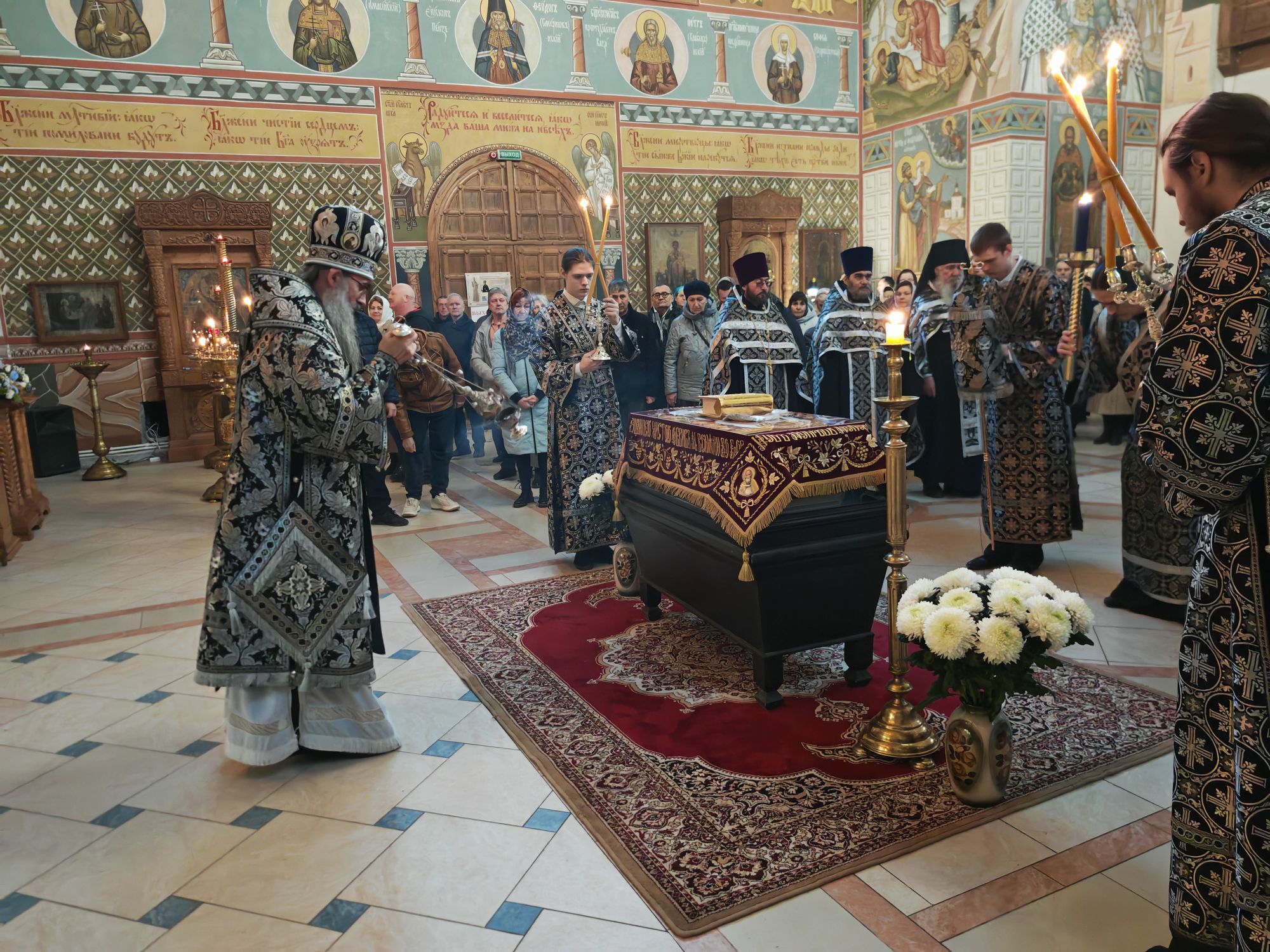 Епископ Иннокентий совершил утреню Великой Субботы с Чином погребения Спасителя в Свято-Троицком кафедральном соборе