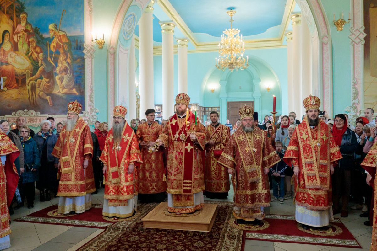 В кафедральном соборе Живоначальной Троицы г. Вольска совершено соборное архиерейское богослужение