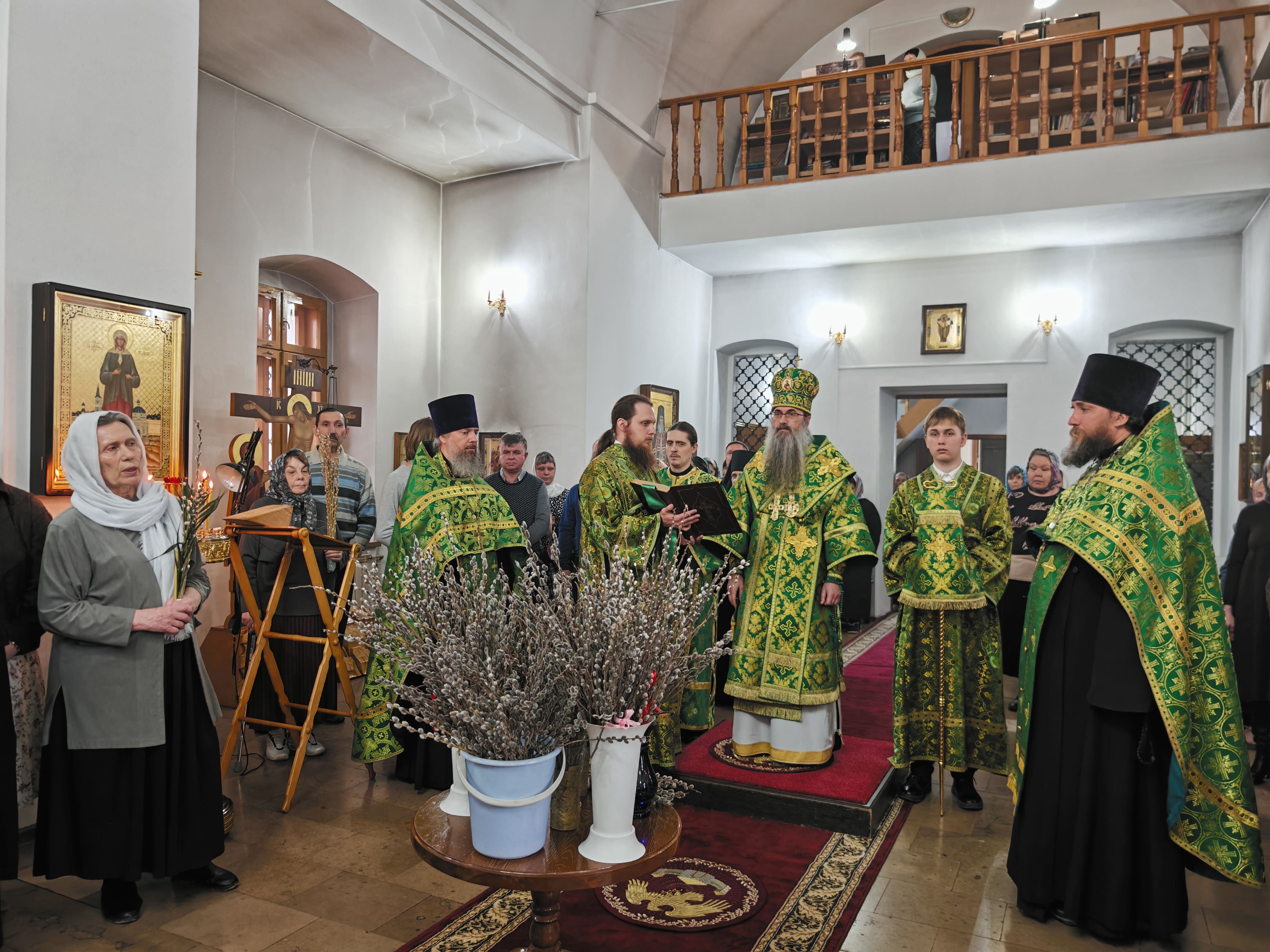 В канун праздника входа Господня в Иерусалим епископ Иннокентий совершил всенощное бдение в Свято-Никольском женском монастыре п. Монастырский