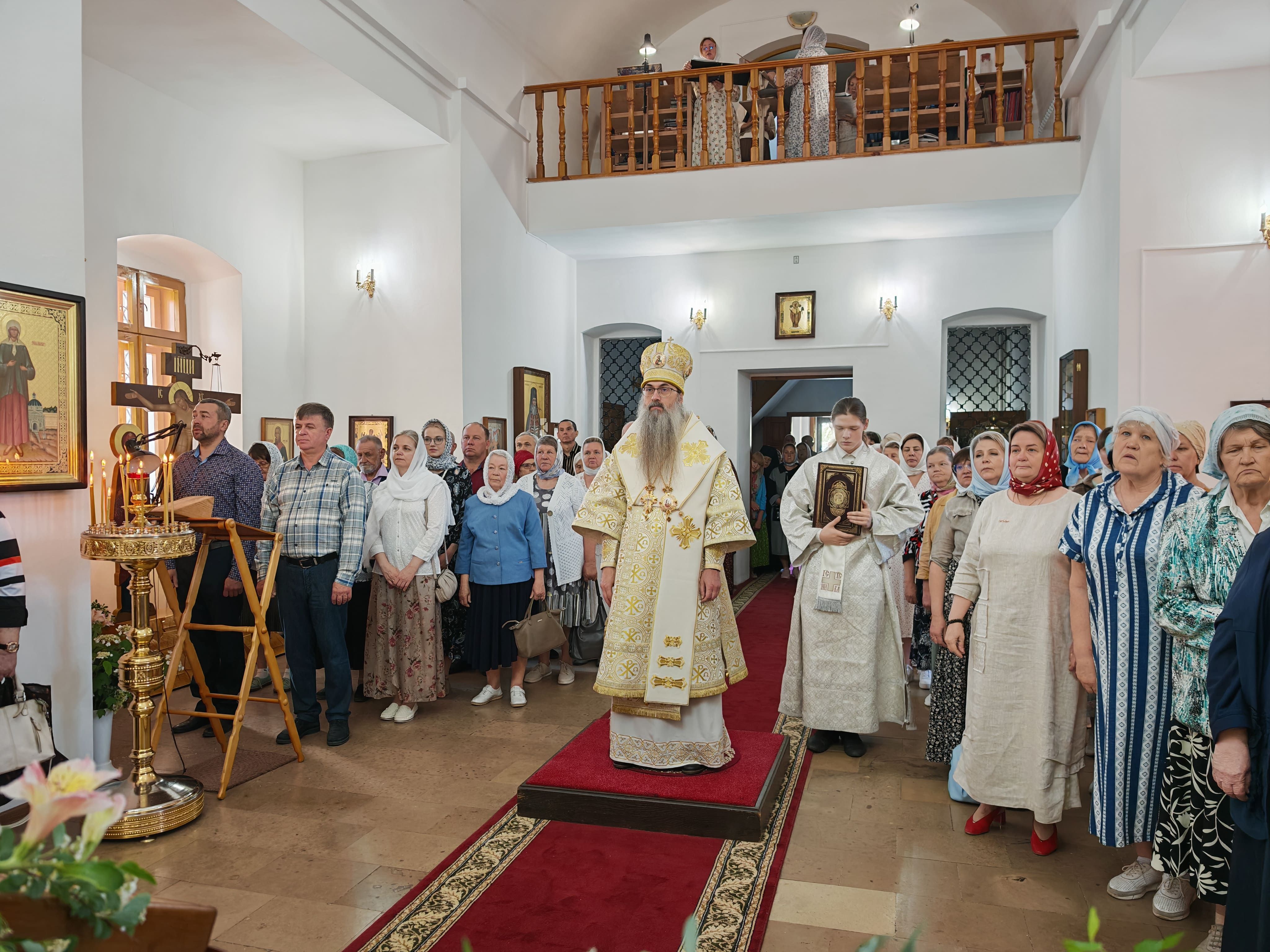 В день престольного праздника епископ Балаковский и Николаевский Иннокентий посетил Свято-Никольский женский монастырь