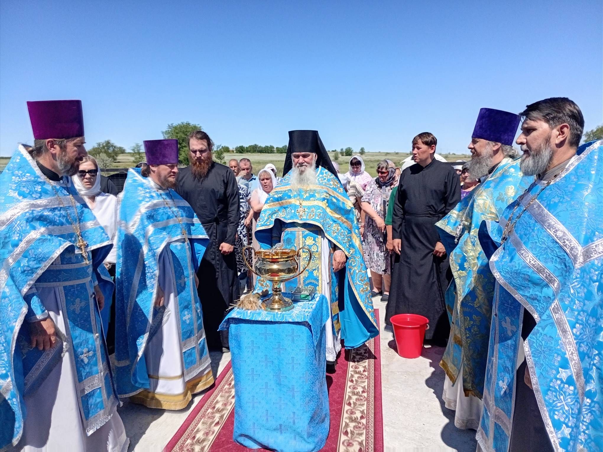 Прошло соборное служение духовенства Балаковской епархии в с. Корнеевка на месте обретения чудотворных икон